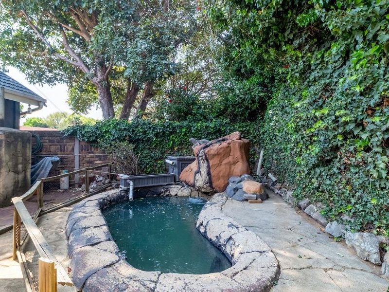 Spacious Family Living Awaits in Sought-After Suburb - Photo 8