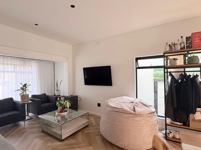 Renovated Three Bedroom Pet Friendly House - Claremont - Photo 9