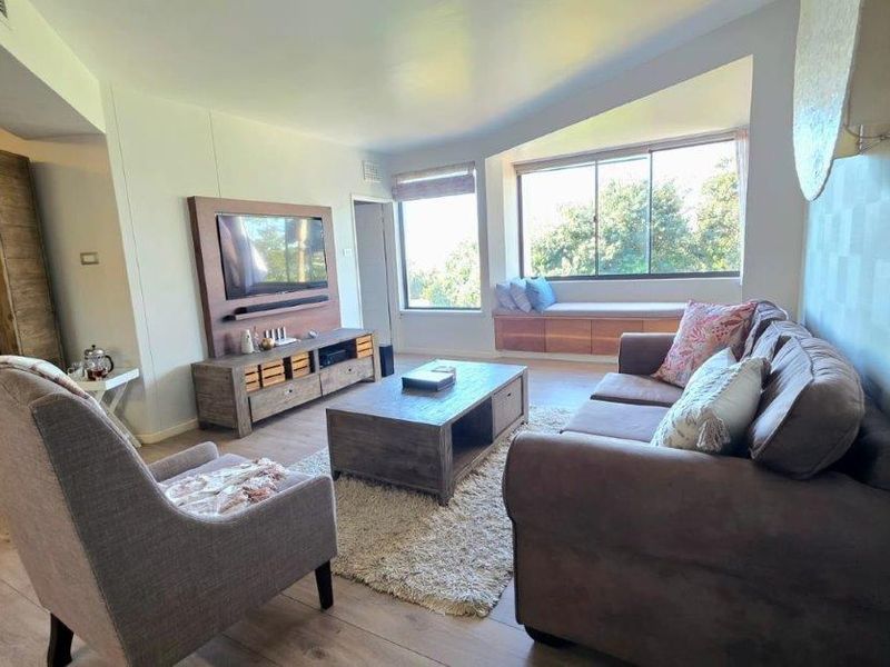 Furnished, 3 bedroom beachfront apartment to let - Photo 4