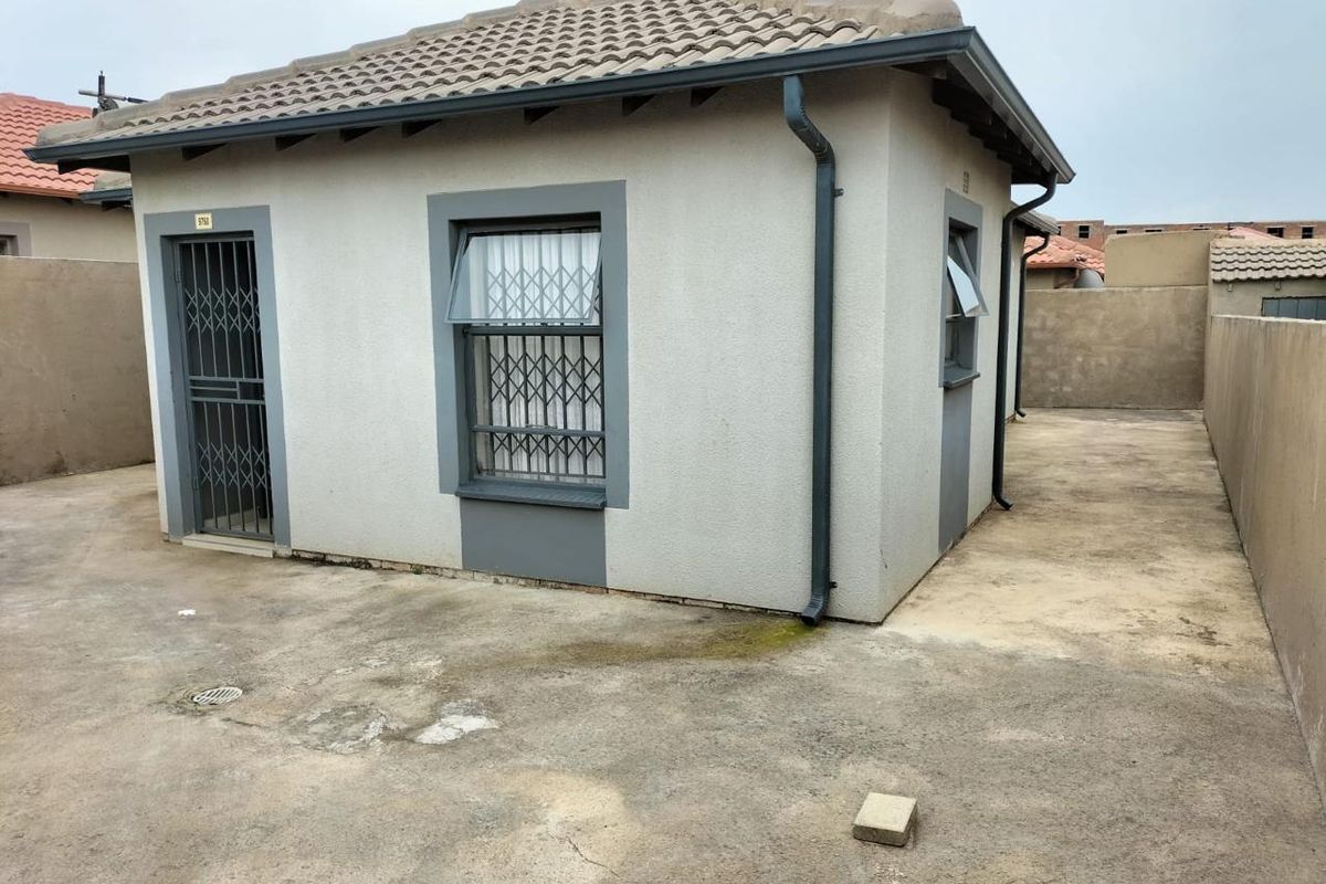 Clayville Ext 79- R 1 209 000 Lovely Family Home - Photo 5