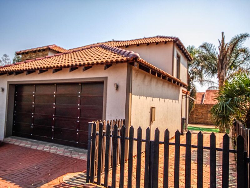 Corner double storey Meyersig Lifestyle Estate property on a big stand! - Photo 2