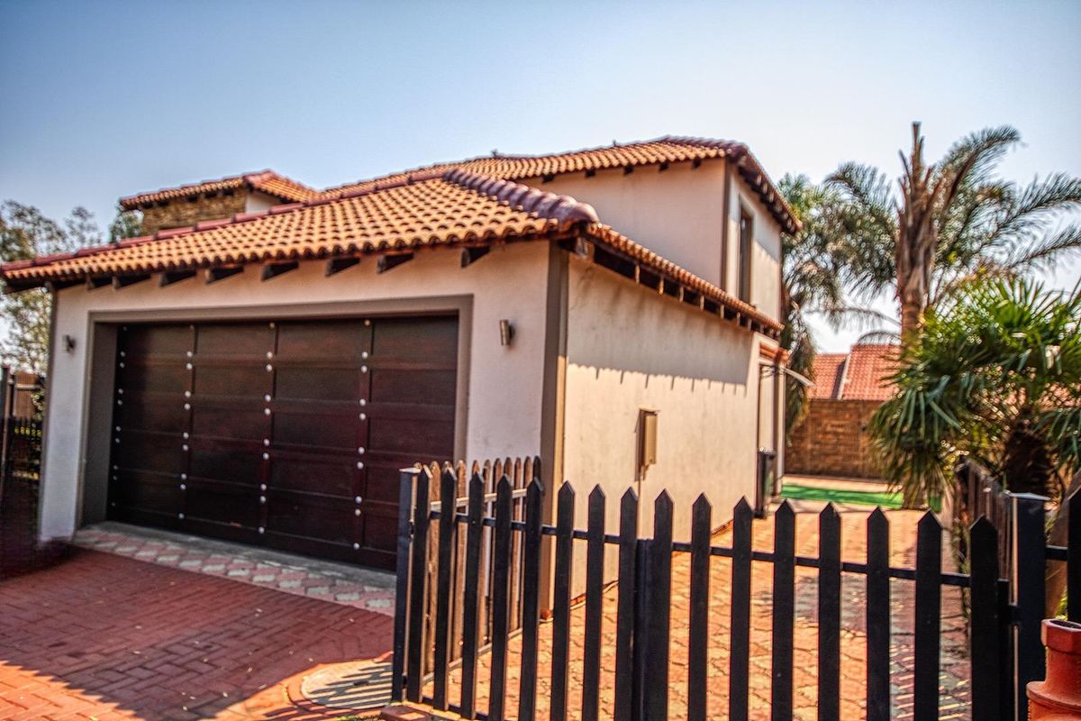 Corner double storey Meyersig Lifestyle Estate property on a big stand! - Photo 2