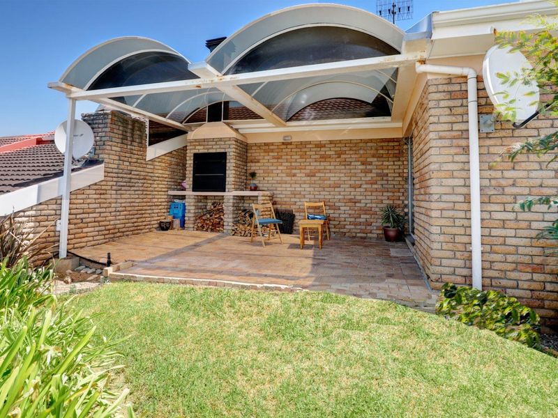 Single level! Cozy lock-up and go! Mountain views! - Photo 7