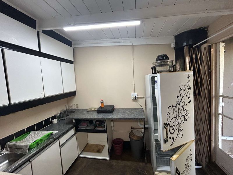 Furnished 1-Bedroom Cottage, Hassle-Free Living with Parking - Photo 4