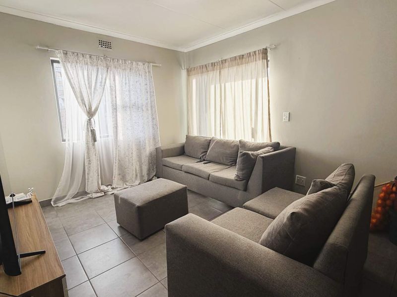Spacious Two-Bedroom Apartment in Cussonia Central Complex - Photo 4