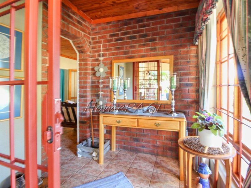 Otjiwarongo:  Beautiful and pristine 3- bedroom house with a beautiful well-kept garden and a detached 2- bedroom flat - Photo 5