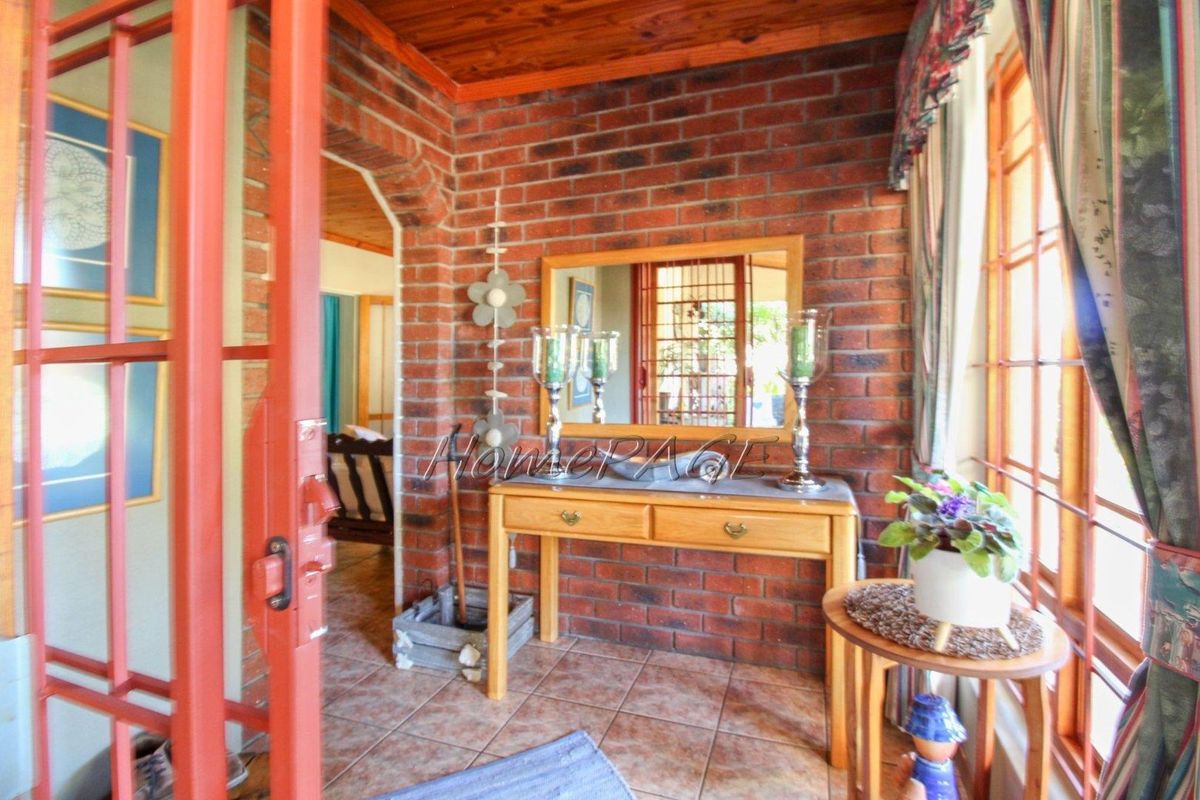 Otjiwarongo:  Beautiful and pristine 3- bedroom house with a beautiful well-kept garden and a detached 2- bedroom flat - Photo 5