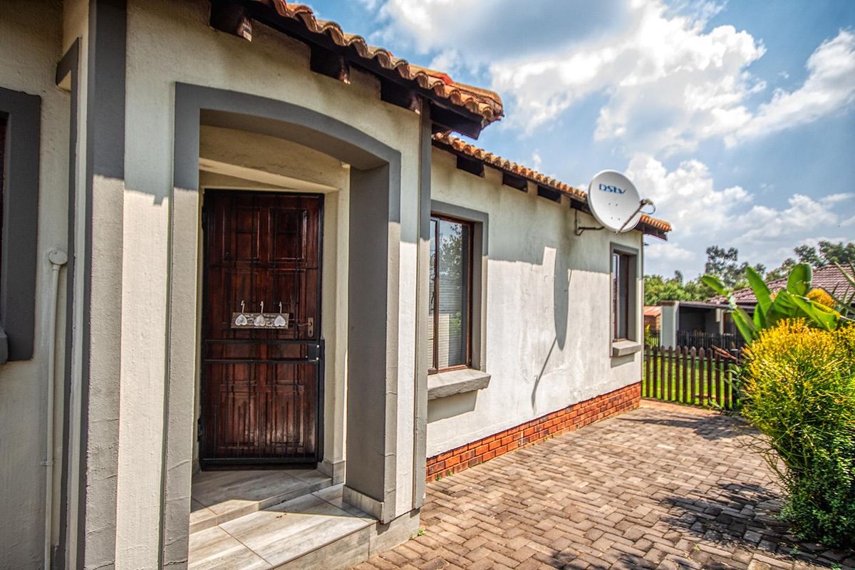 3 Bedroom Renovated simplex! - Photo 2