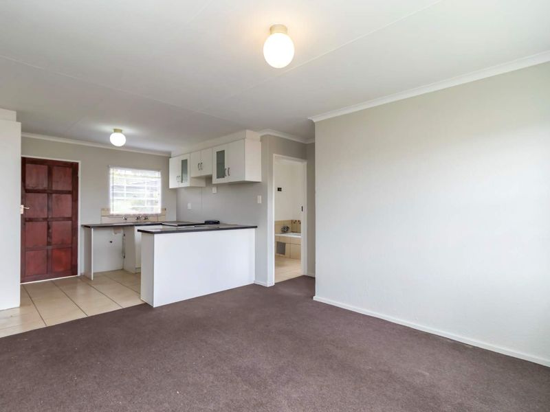 LOVELY THREE BEDROOM TOWNHOUSE - Photo 5