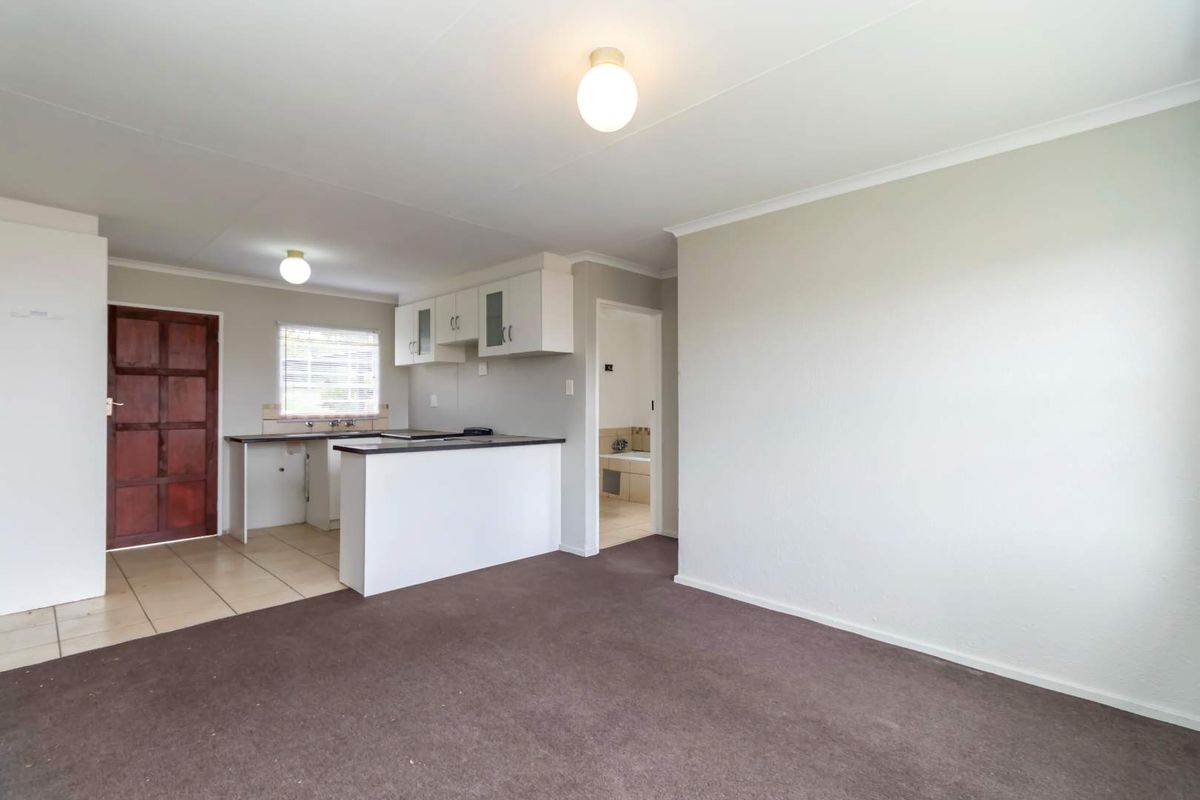 LOVELY THREE BEDROOM TOWNHOUSE - Photo 5