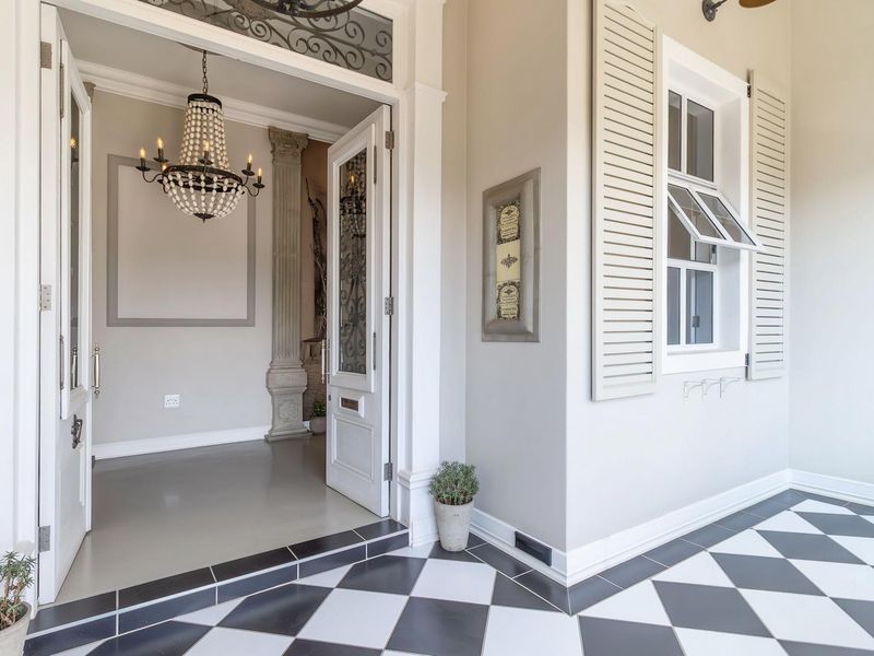 Mediterranean oasis family home - Photo 6