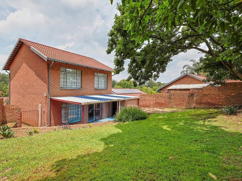 Stylish three-bedroom townhouse is the perfect opportunity for first-time buyers looking for comfort, convenience, and modern living. - Photo 2