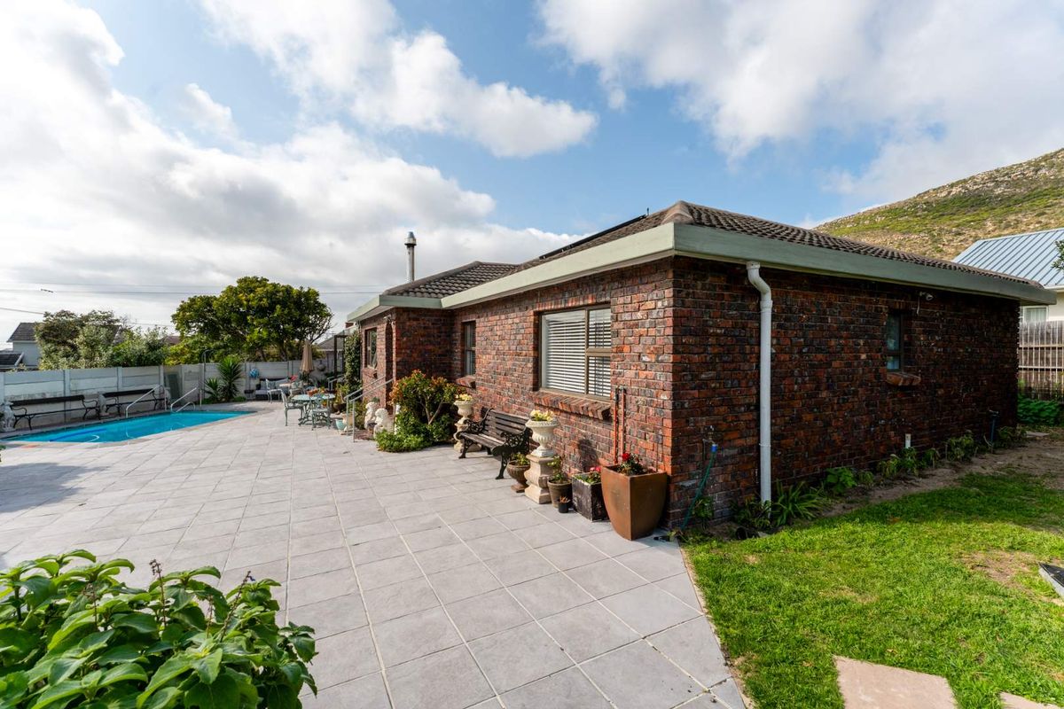 Sunny 4 bedroom,  North facing family home in the heart of the valley for sale!! - Photo 4