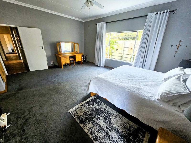 SOLD - Exquisite Family Haven – A Prestige Properties Exclusive - Photo 6