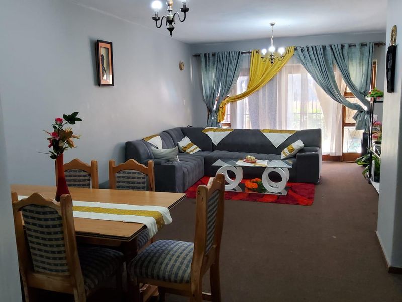 Charming  2 bedroom Family Townhouse in secure Prime Location - Photo 3