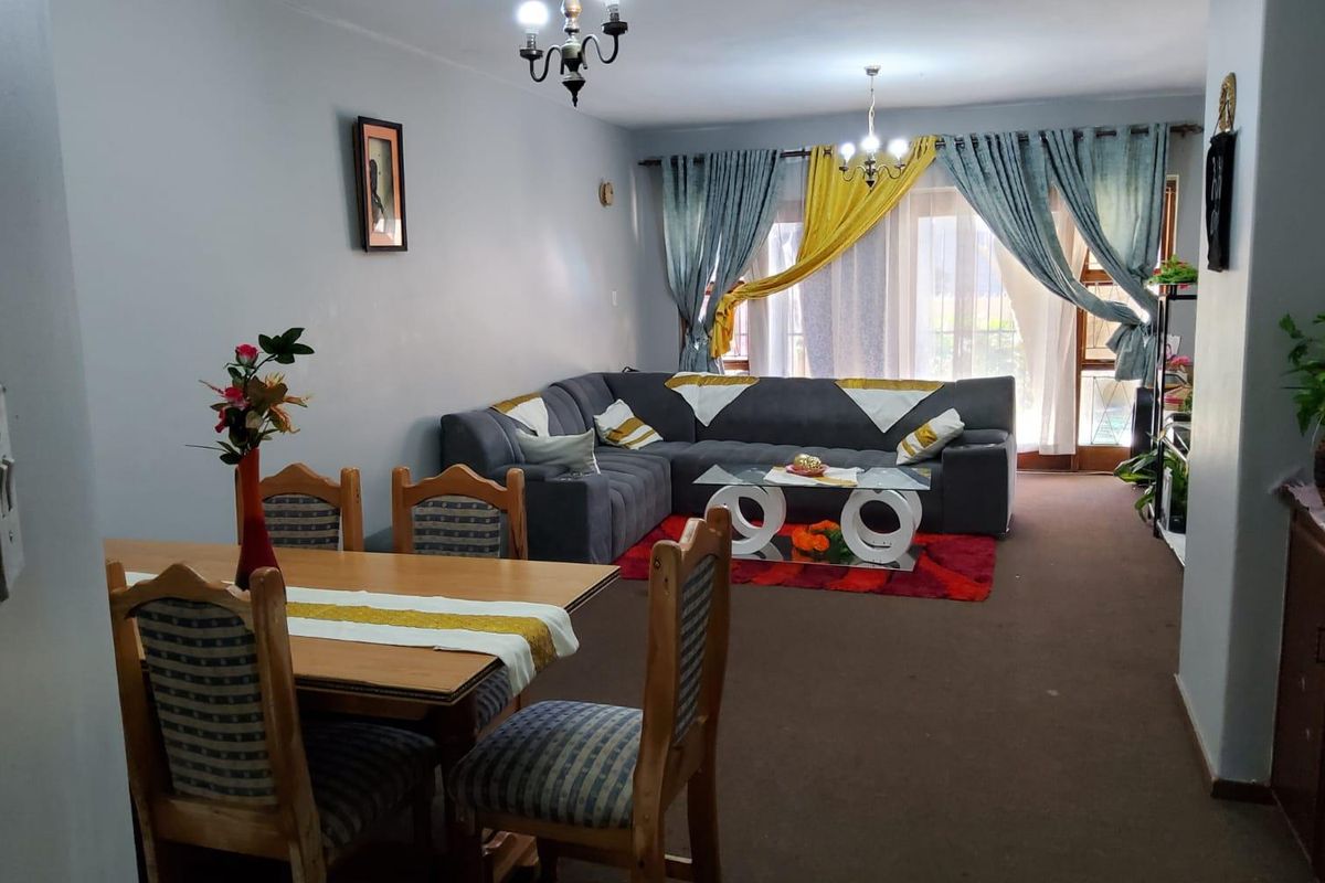 Charming  2 bedroom Family Townhouse in secure Prime Location - Photo 3