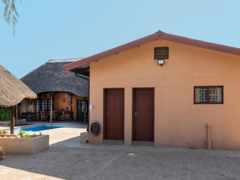 Neat family house in Omaruru - Photo 5