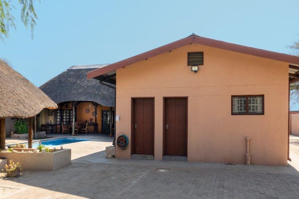 Neat family house in Omaruru - Photo 5