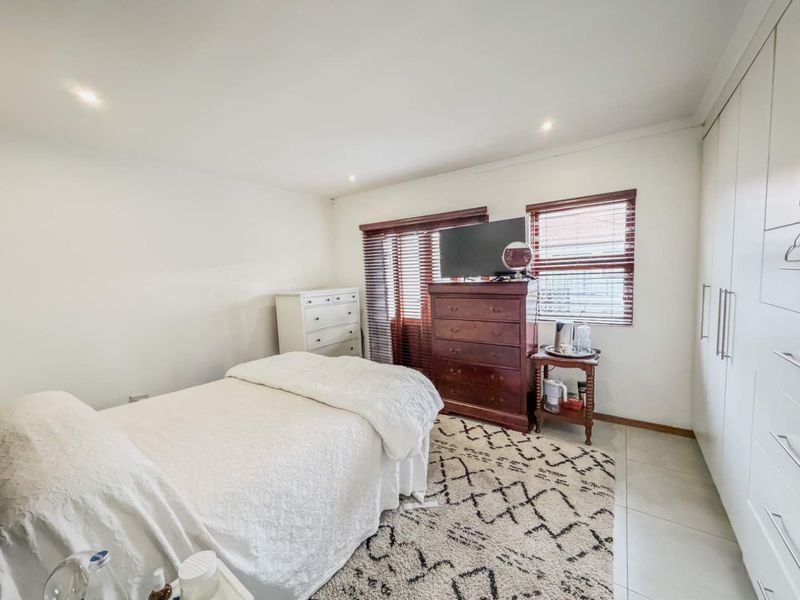 Stylish Duplex Townhouse with Double Garage & Granite Kitchen - Photo 9
