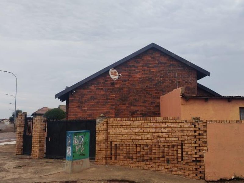 Beatiful Well Kept Home In Protea Glen EXT 11 With 2 Outside Rooms!!! - Photo 2