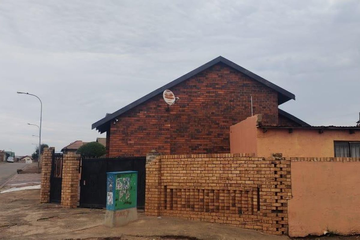 Beatiful Well Kept Home In Protea Glen EXT 11 With 2 Outside Rooms!!! - Photo 2