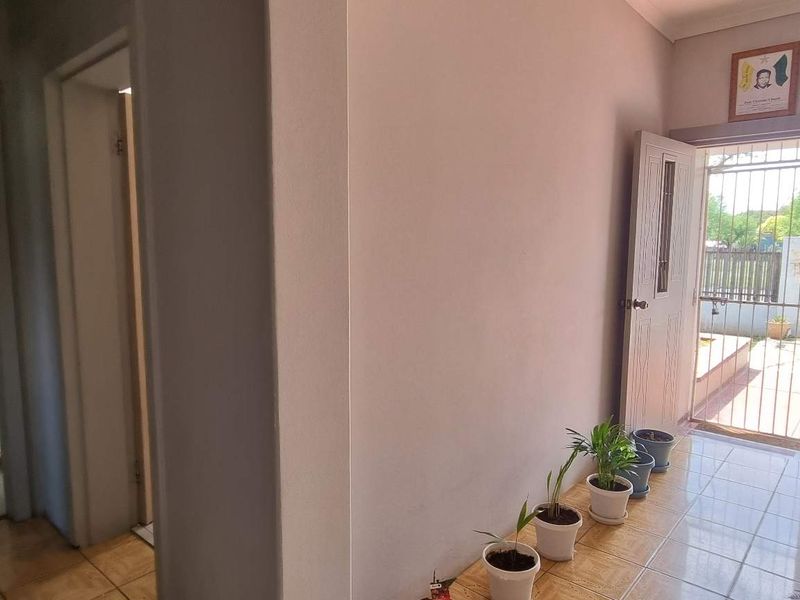 CHARMING RENOVATED HOME - Photo 4