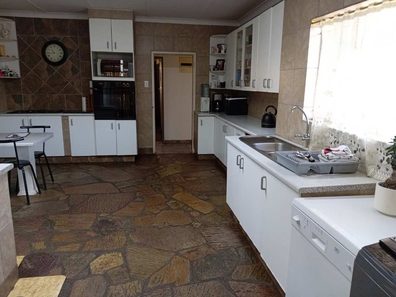 Entertain & Relax: Spacious 4-Bedroom with Outdoor Braai Area - Photo 5