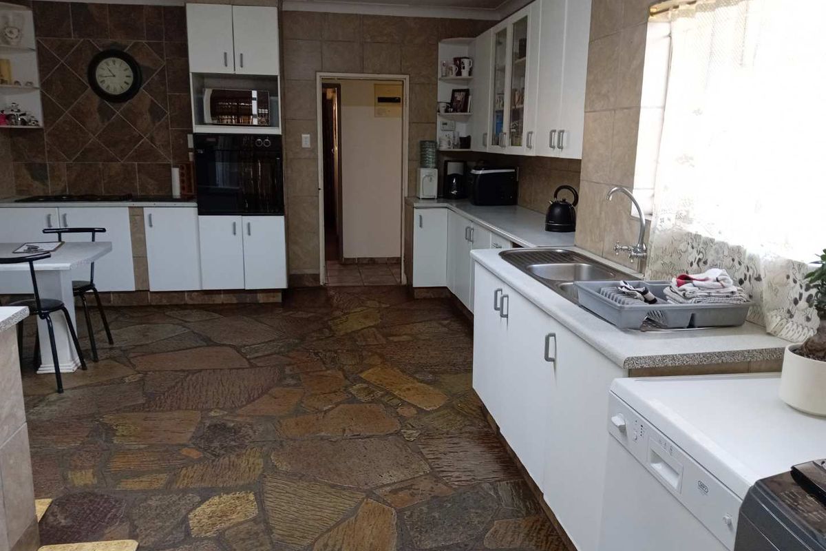 Entertain & Relax: Spacious 4-Bedroom with Outdoor Braai Area - Photo 5