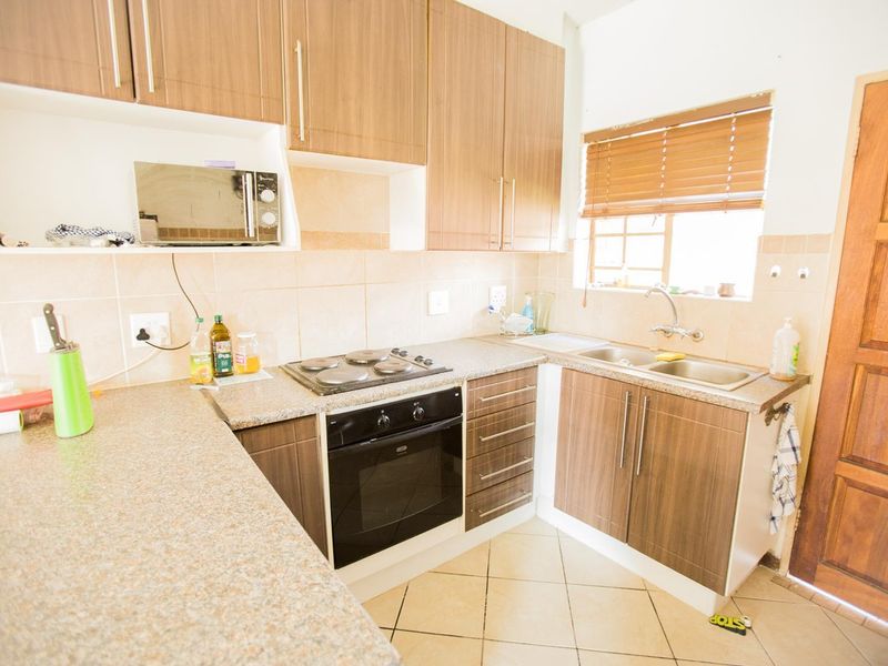 2 Bedroom Ground Unit with Private Garden - Photo 2