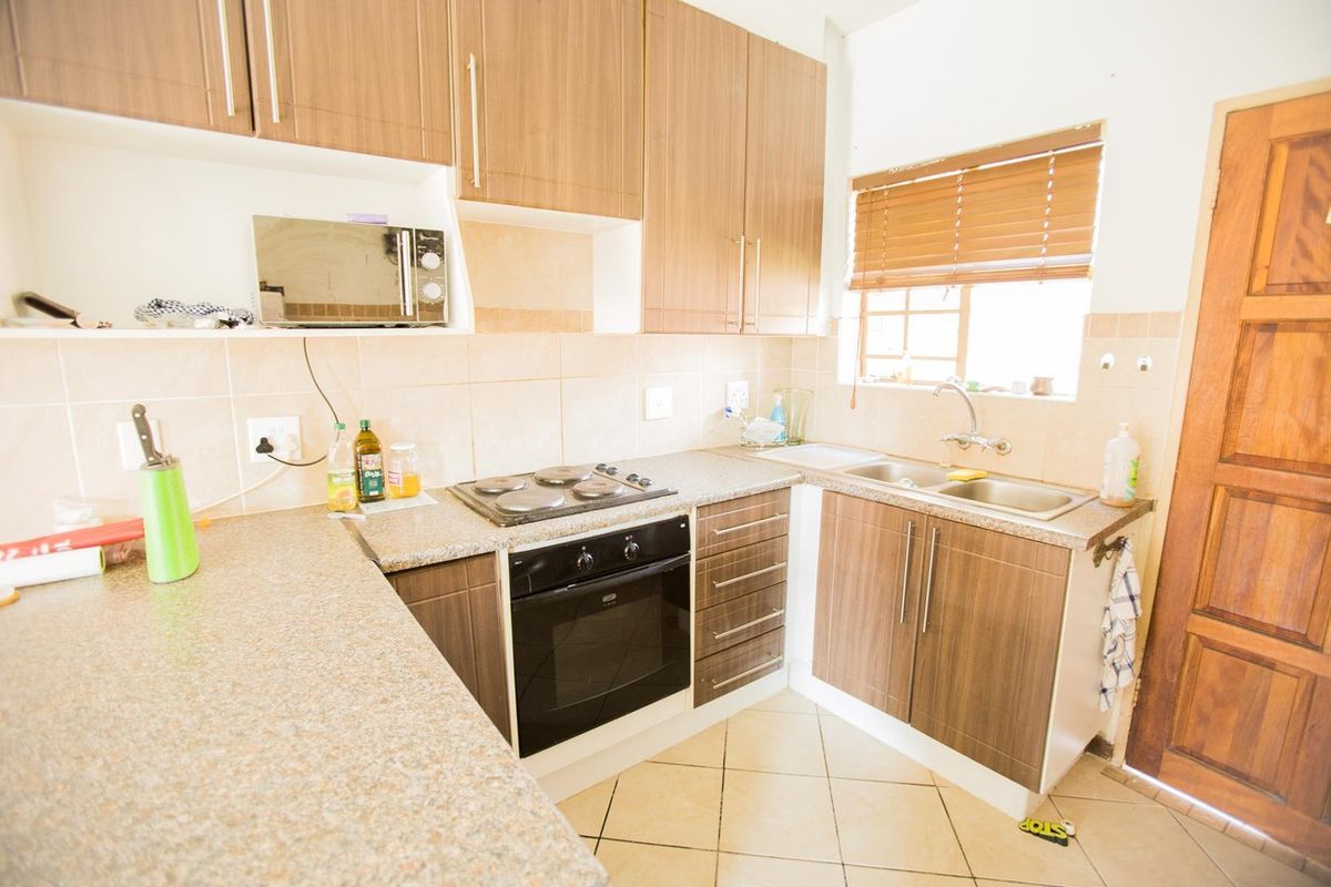 2 Bedroom Ground Unit with Private Garden - Photo 2