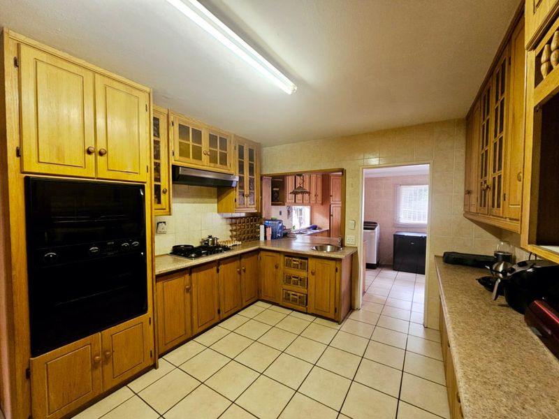 Double-Storey Delight with Pool & Perfect for Parties! - Photo 6