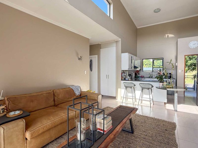 Two bedroom Apartment in Palm Lakes Estate - Photo 4