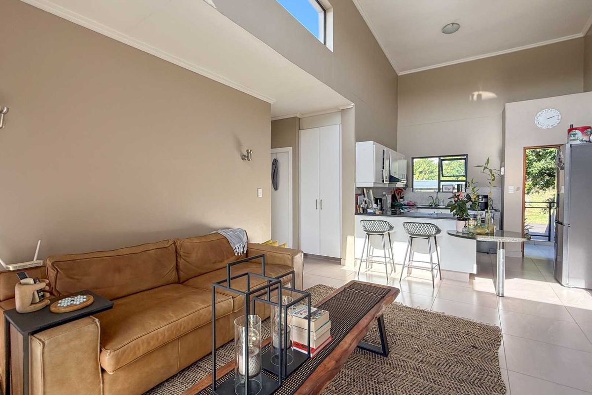 Two bedroom Apartment in Palm Lakes Estate - Photo 4