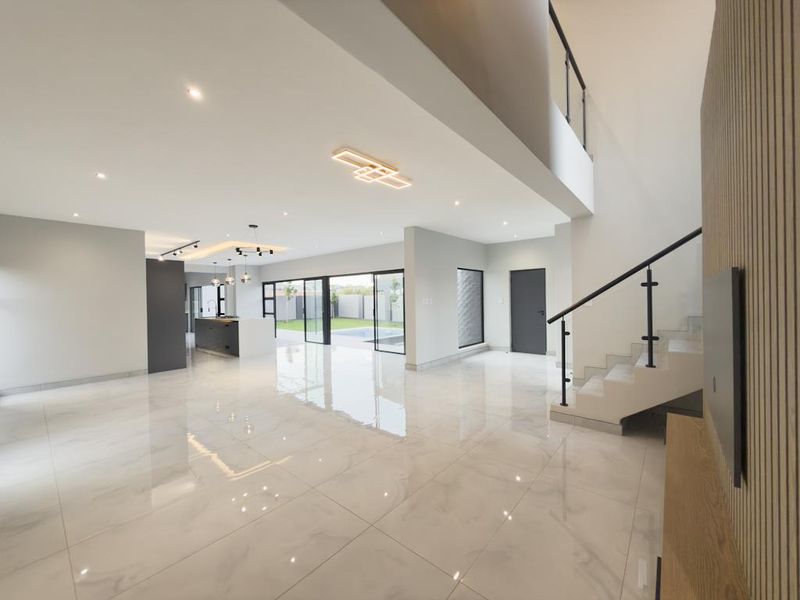 Luxury Indoor-Outdoor Living Designed for Entertaining whole family - Photo 10