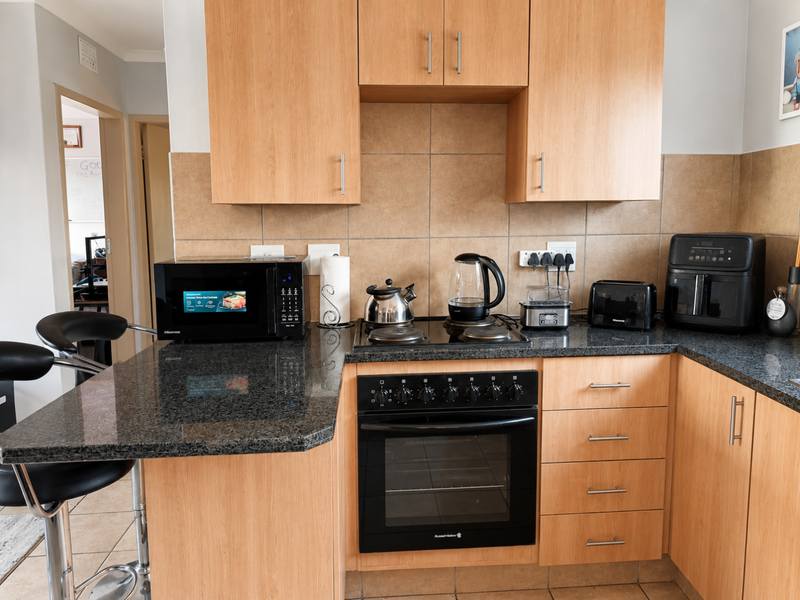 Charming 2-Bedroom Apartment in a Secure Complex - Photo 6