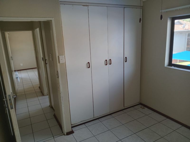 Cozy & Convenient 2-Bedroom Flat with Classic Charm - Photo 8