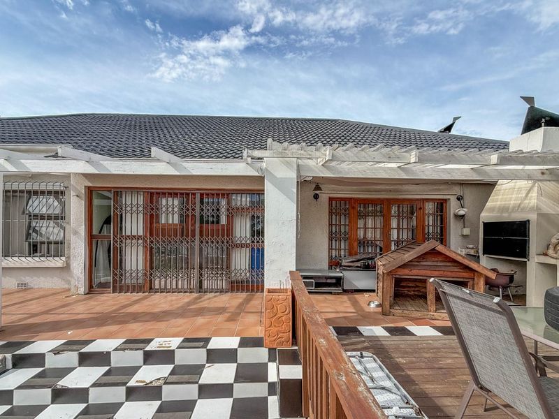 Spacious Family Home with Multiple Dwellings in sought-after Lloyd Road - Photo 3