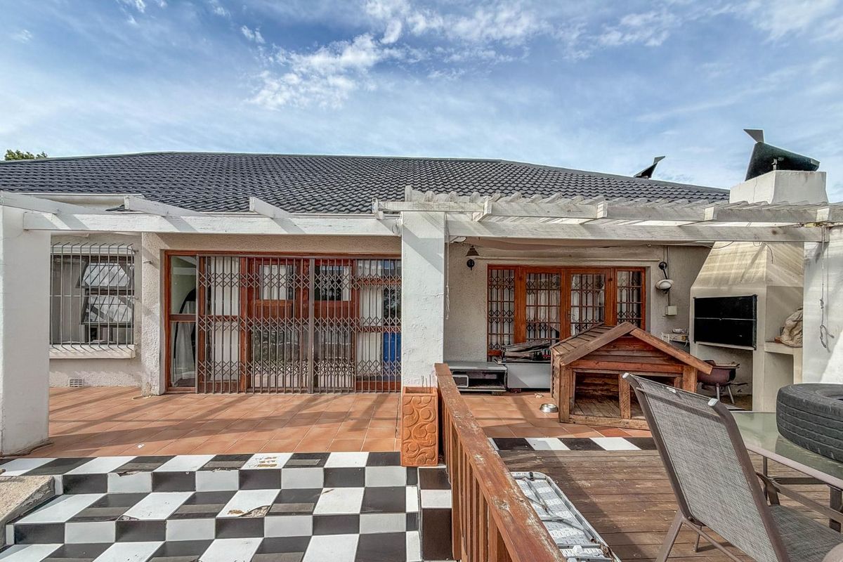 Spacious Family Home with Multiple Dwellings in sought-after Lloyd Road - Photo 3