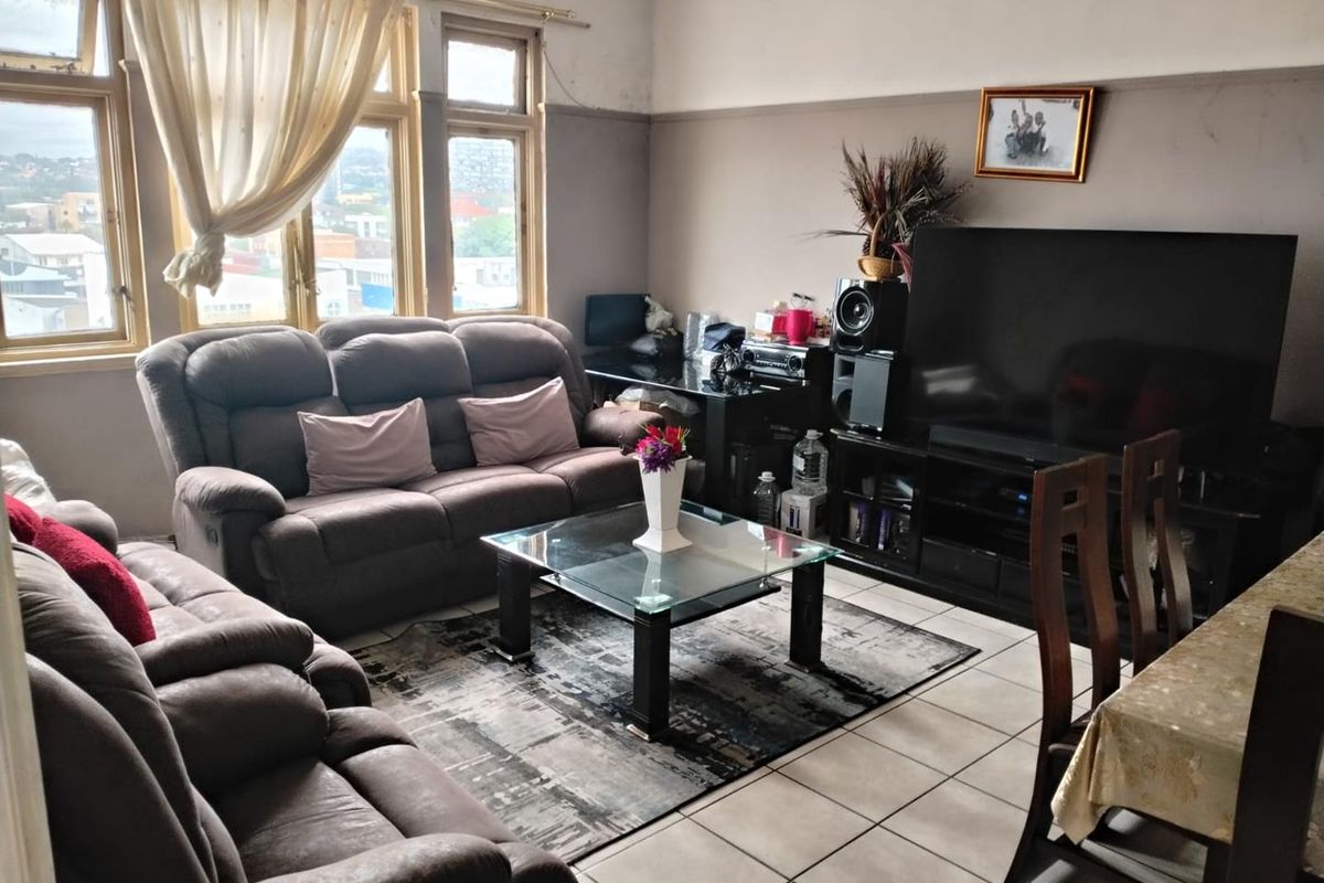 spacious 2 bedroom unit - Photo 2