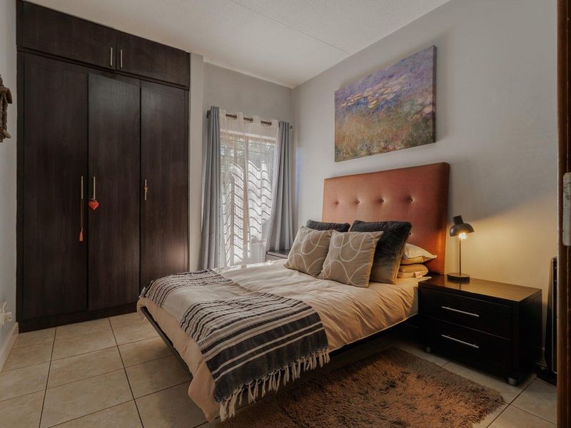 Two bedroom corner, ground-floor unit with large garden - Security complex - Photo 2