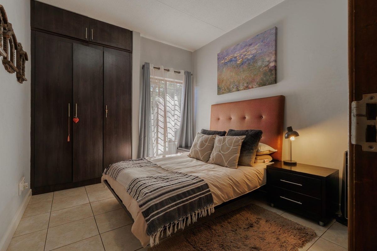 Two bedroom corner, ground-floor unit with large garden - Security complex - Photo 2