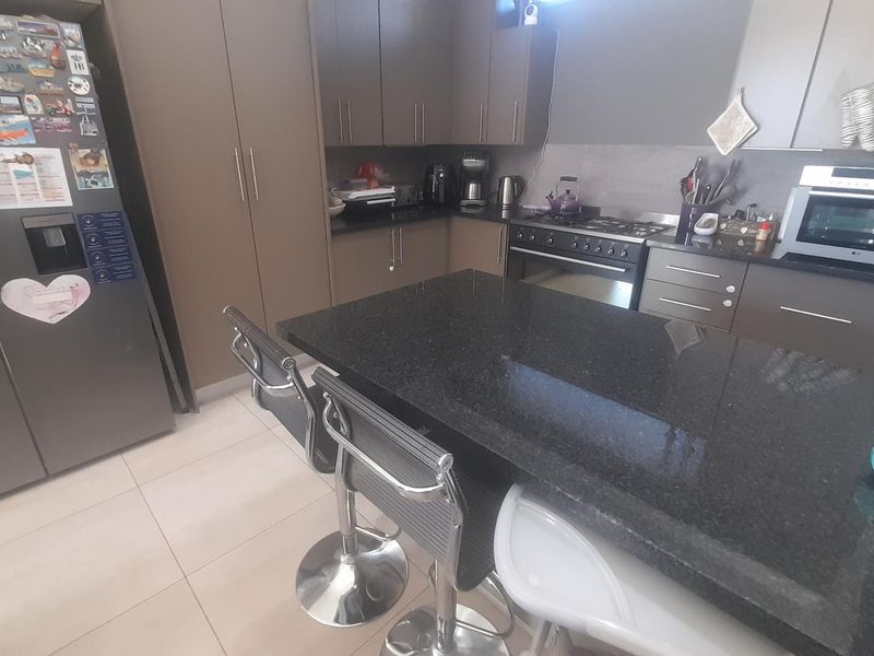 Entertain in Style: Open-Plan Living & Dedicated Braai Room - Photo 9