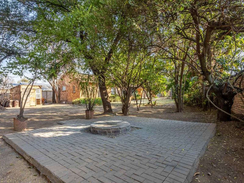 Charming 3-Bed Home with Pool & Solar Power - Photo 5