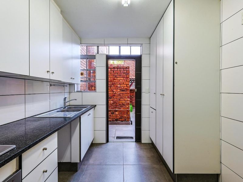 Gourmet Living - Modern Open-Plan Home in a Prestigious Suburb - Photo 10