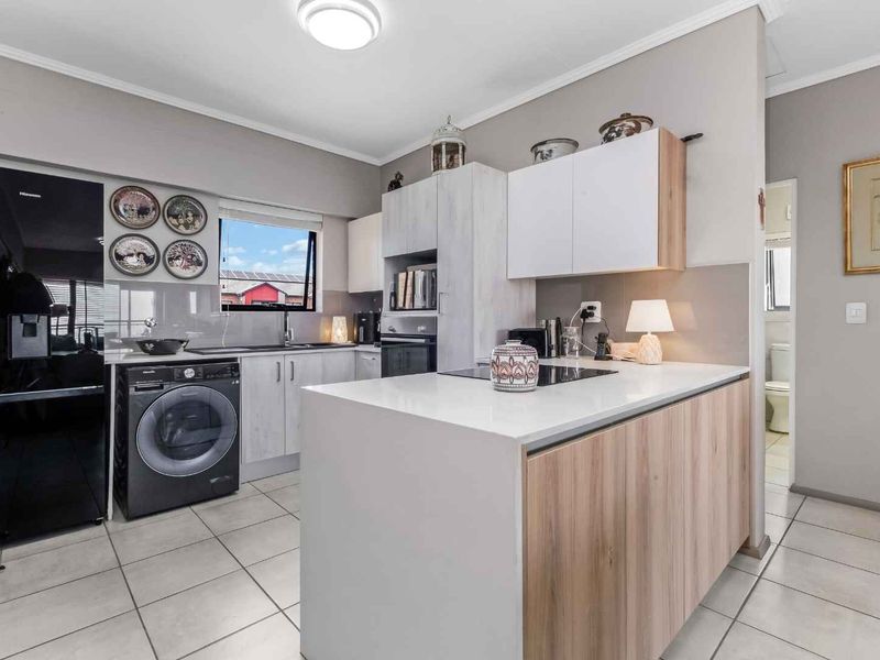 STYLISH AND CLASSY TOP FLOOR UNIT, IN A QUIET POSITION OFFERING PLENTY OF SPACE AND GORGEOUS VIEWS - Photo 3