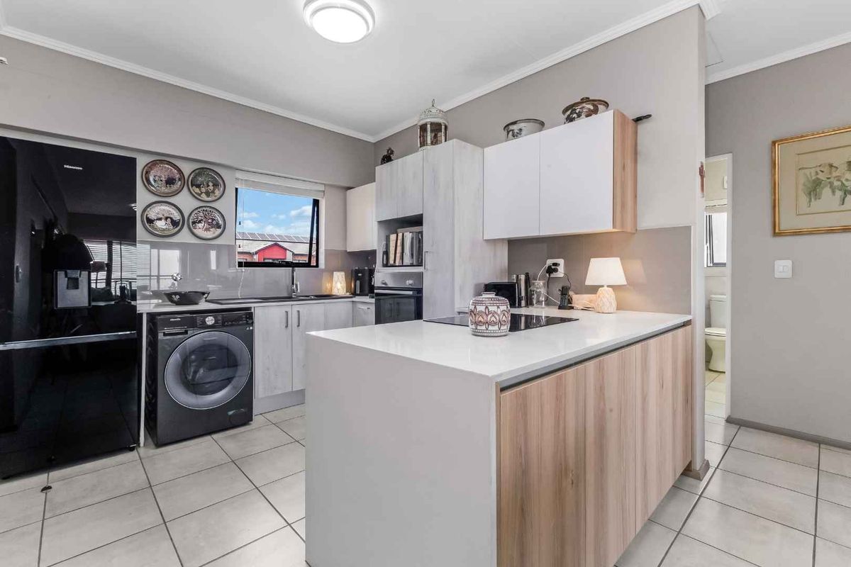 STYLISH AND CLASSY TOP FLOOR UNIT, IN A QUIET POSITION OFFERING PLENTY OF SPACE AND GORGEOUS VIEWS - Photo 3
