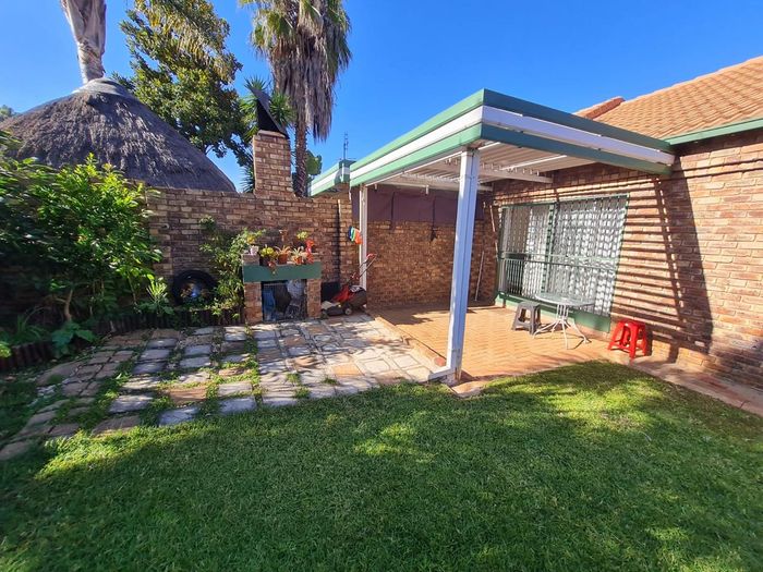 Property #2032604, Townhouse Pending Sale in Die Hoewes