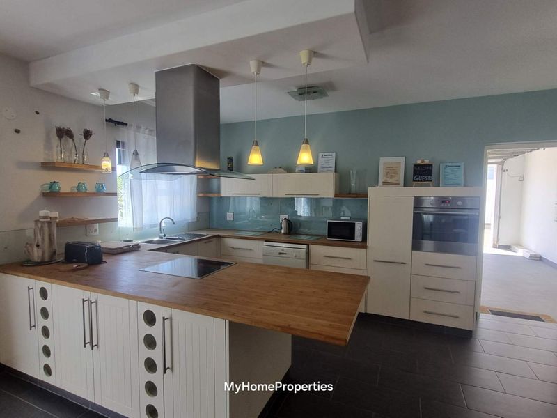 Spacious 3 Bedroom Townhouse with Rooftop Ocean View Terrace & Double Garage - Photo 9