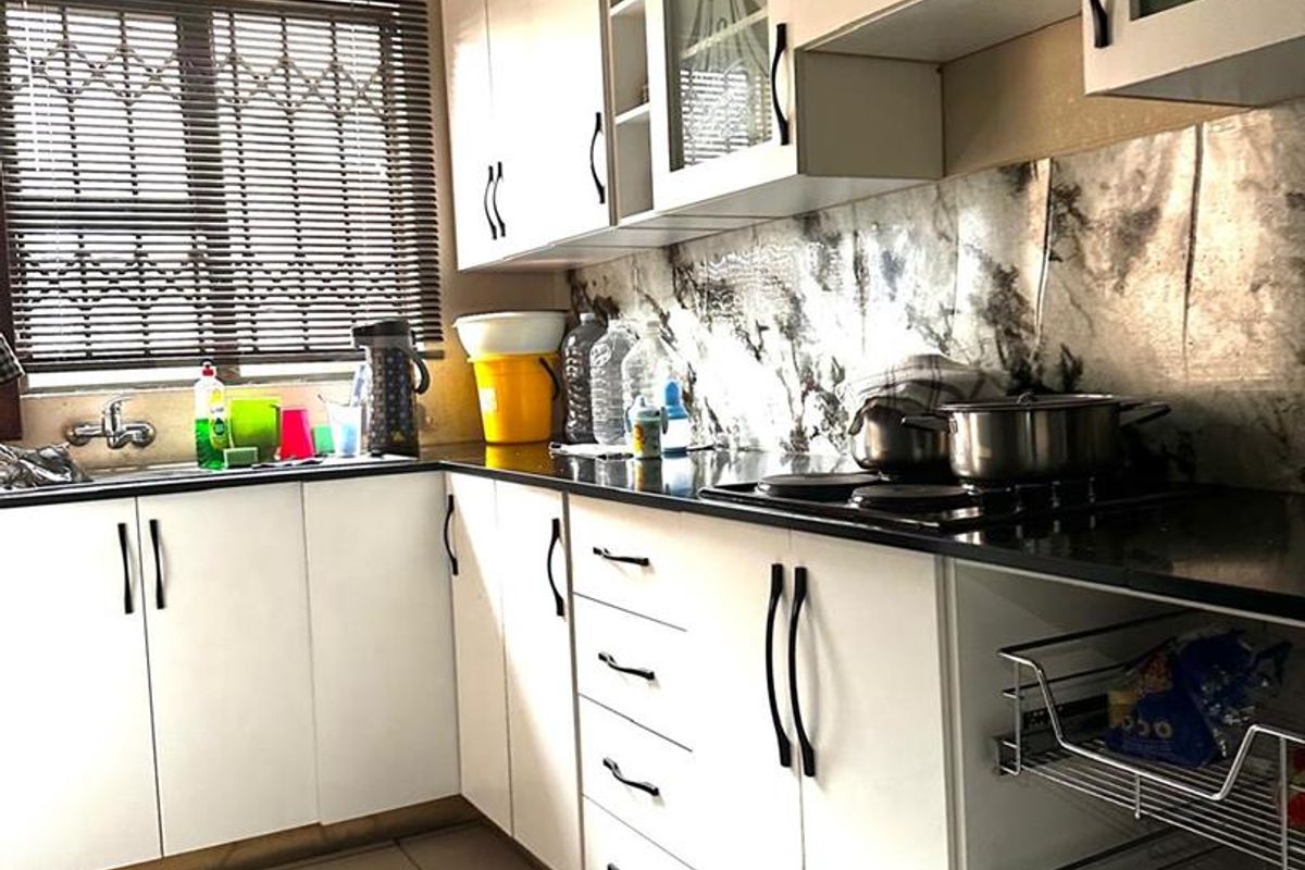 Spacious Family Home with Granny Flat & Staff Accommodation - Photo 5