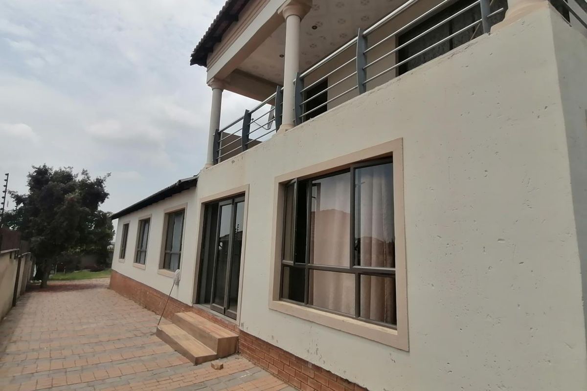 5 Bedroom House for Sale Cosmo City - Photo 2